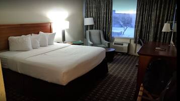 Rom, 1 kingsize-seng | Safe på rommet, skrivebord og skrivebord for bærbar PC