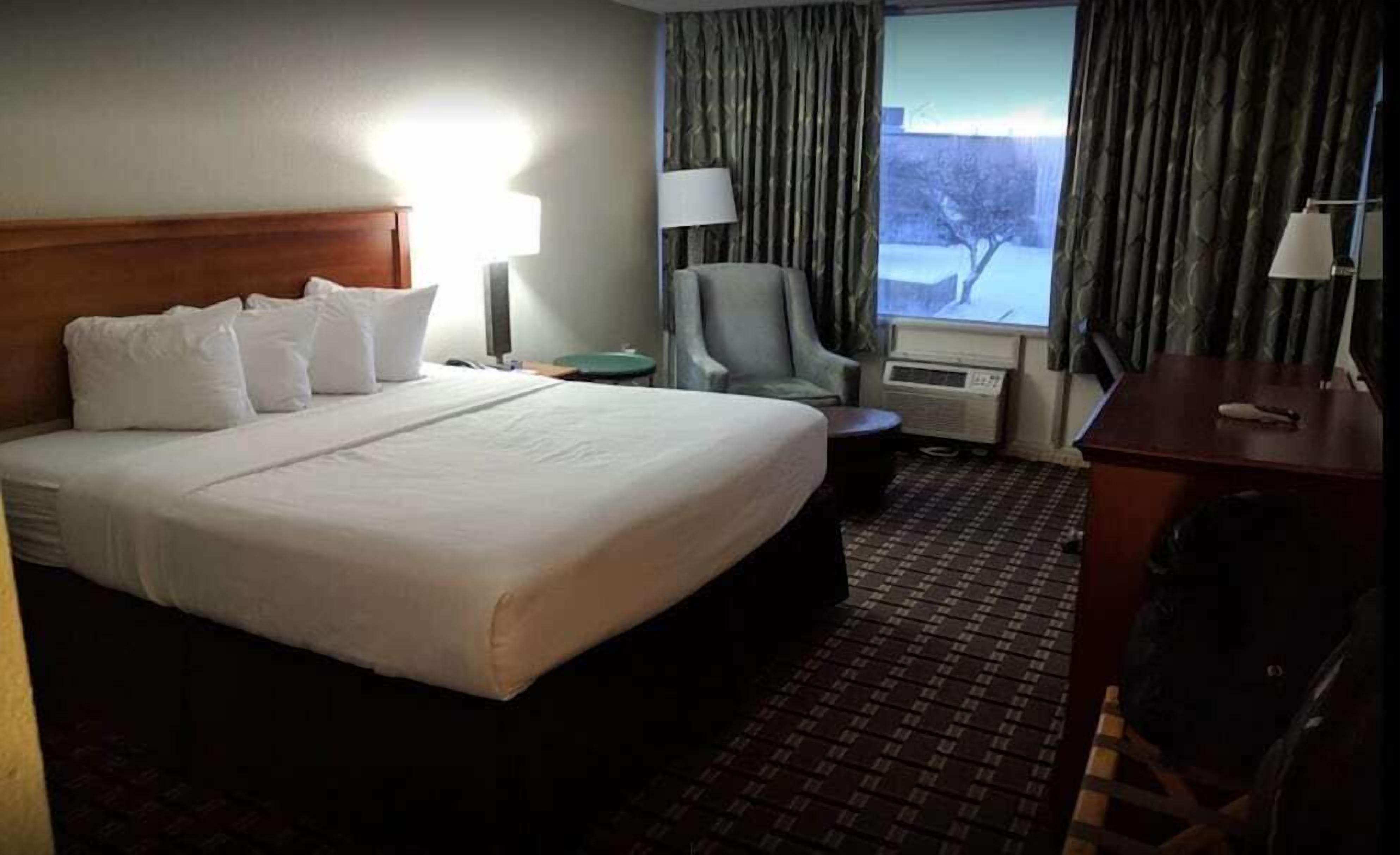 Chambre, 1 très grand lit | Coffres-forts dans les chambres, bureau