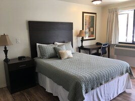 Quarto standard, 1 cama Queen | Escrivaninha, Wi-Fi de cortesia, individualmente mobiliados