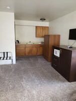 Quarto standard, 1 cama King | Cozinha privada | Cafeteira/chaleira, geladeira, micro-ondas