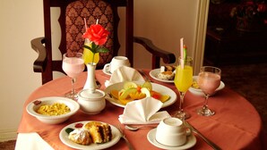 Breakfast meal - Royal Lodge Hotel (Santa Cruz)