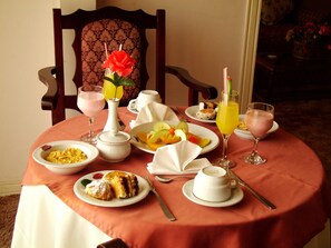 Free daily full breakfast - Royal Lodge Hotel (Santa Cruz)
