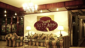 Lobby sitting area - Royal Lodge Hotel (Santa Cruz)