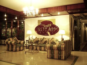 Lobby sitting area - Royal Lodge Hotel (Santa Cruz)