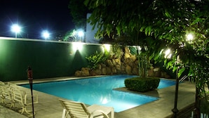 Outdoor pool - Royal Lodge Hotel (Santa Cruz)