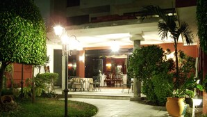 Courtyard - Royal Lodge Hotel (Santa Cruz)