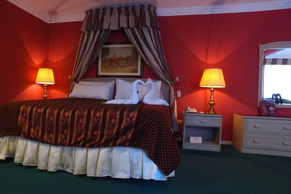 Luxury Single Room | Minibar, in-room safe, iron/ironing board (on request), cribs (free)