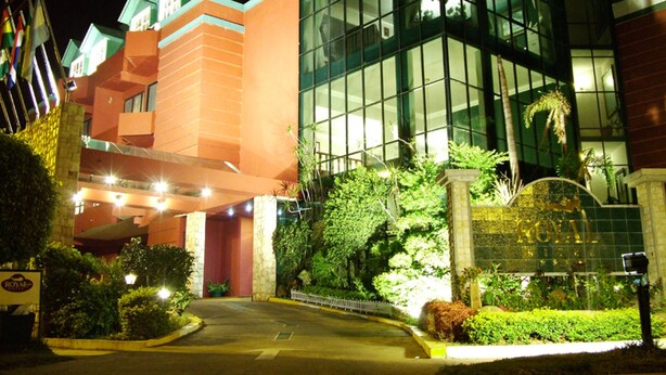 Front of property – evening/night - Royal Lodge Hotel (Santa Cruz)