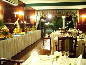 Phục vụ bữa sáng, bữa trưa, bữa tối, món ăn mang phong cách quốc tế 