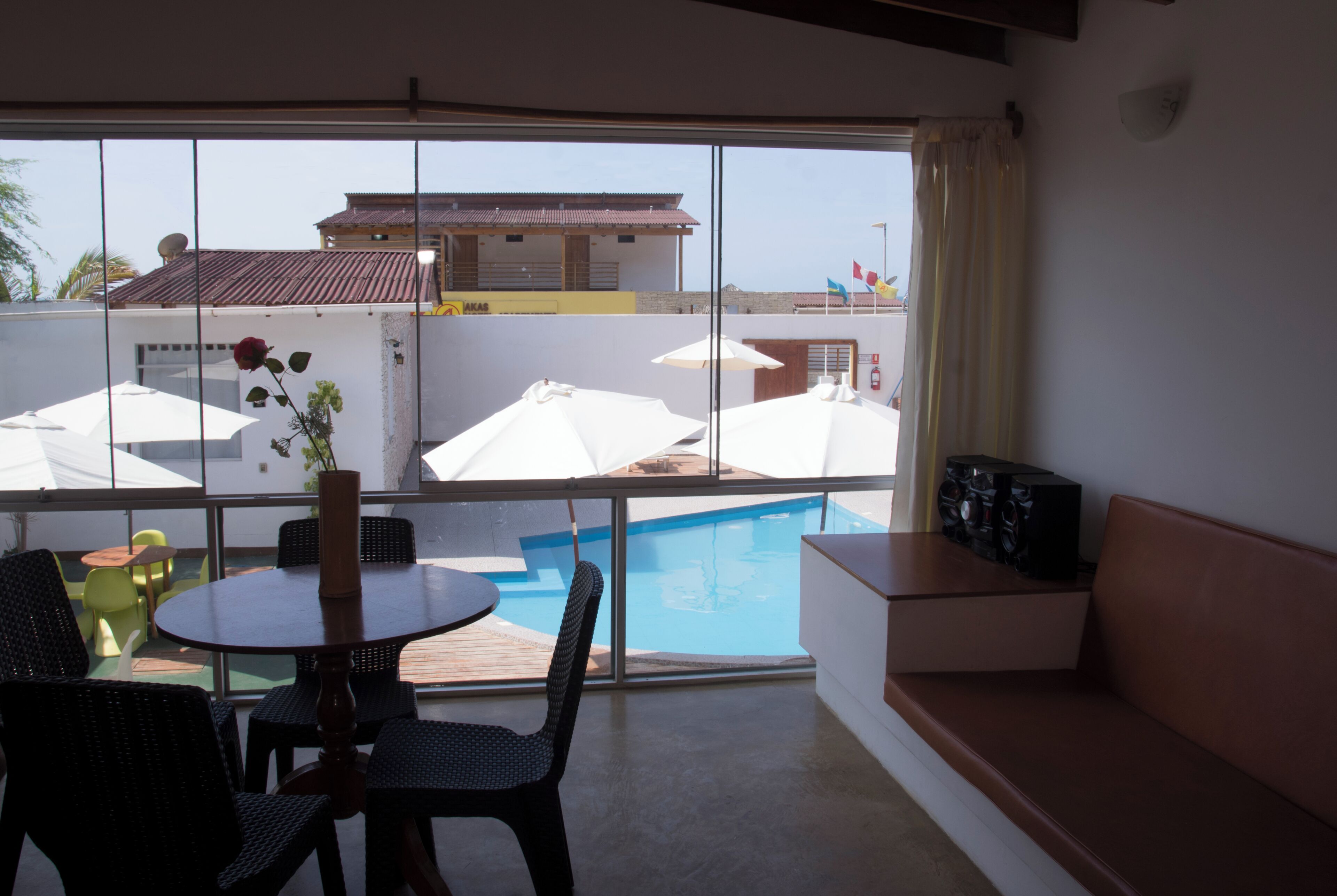 Bungalow, Kitchenette, Pool View | In-room dining