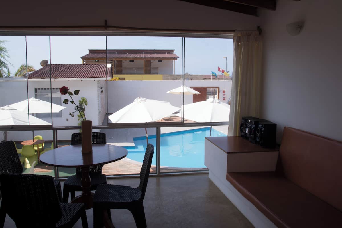 Bungalow, Kochnische, Poolblick | Essbereich im Zimmer