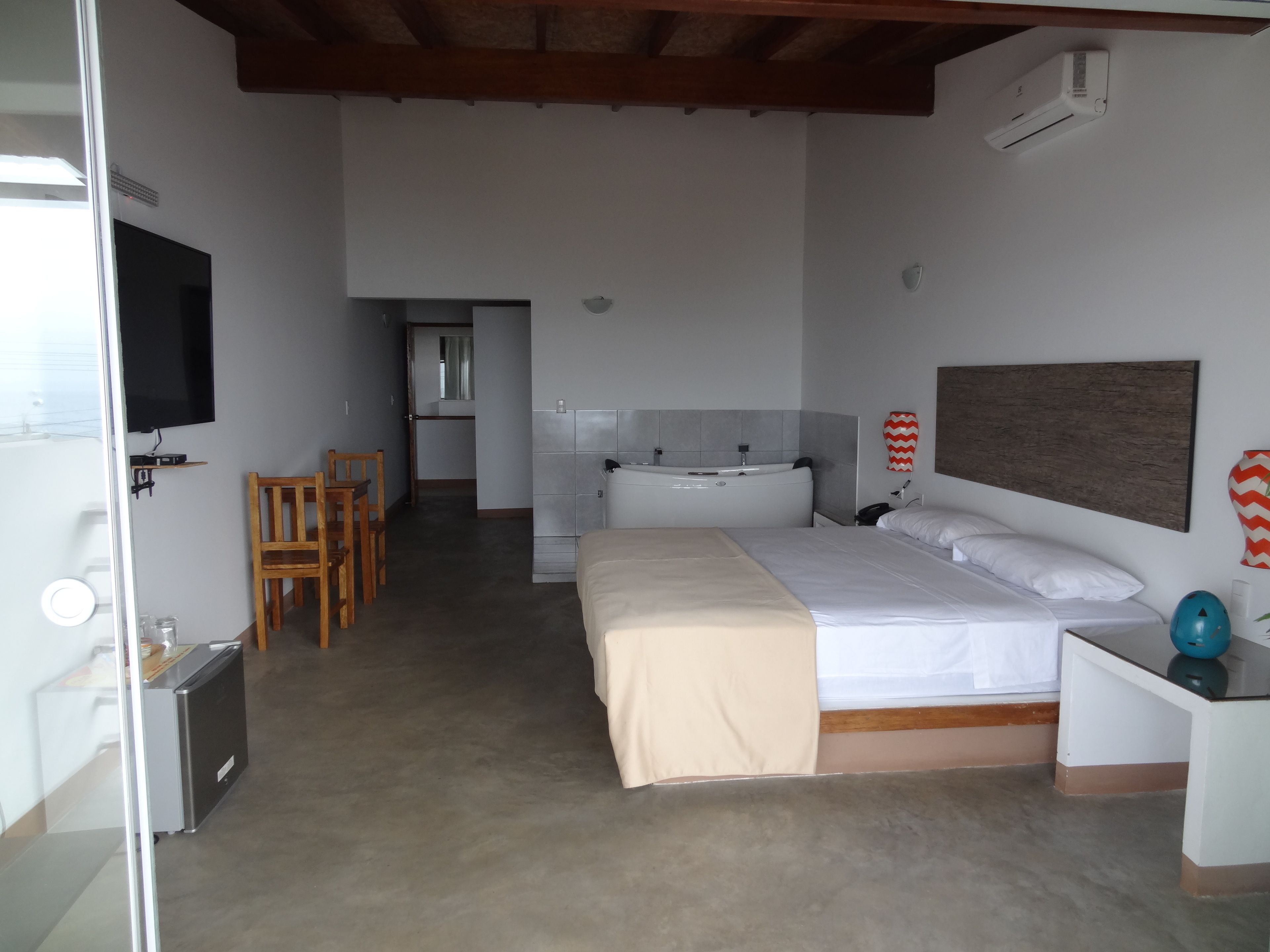 double room, jetted tub | minibar, in-room safe, desk, iron/ironing board