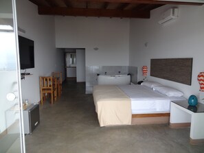 Minibar, coffres-forts dans les chambres, bureau