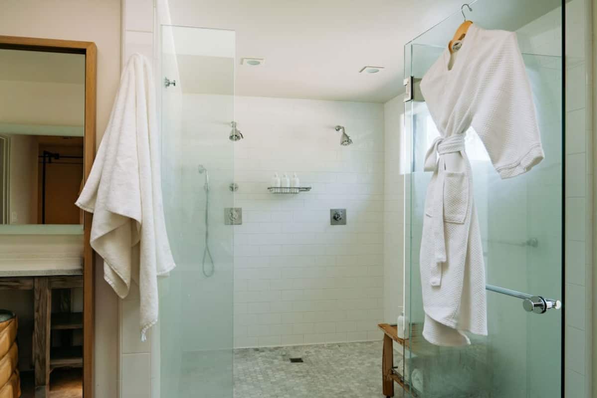 Badrum | Dusch, lyxtoalettartiklar, hÄrtork och badrock