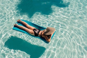 3 Außenpools, Cabañas (gegen Gebühr), Sonnenschirme