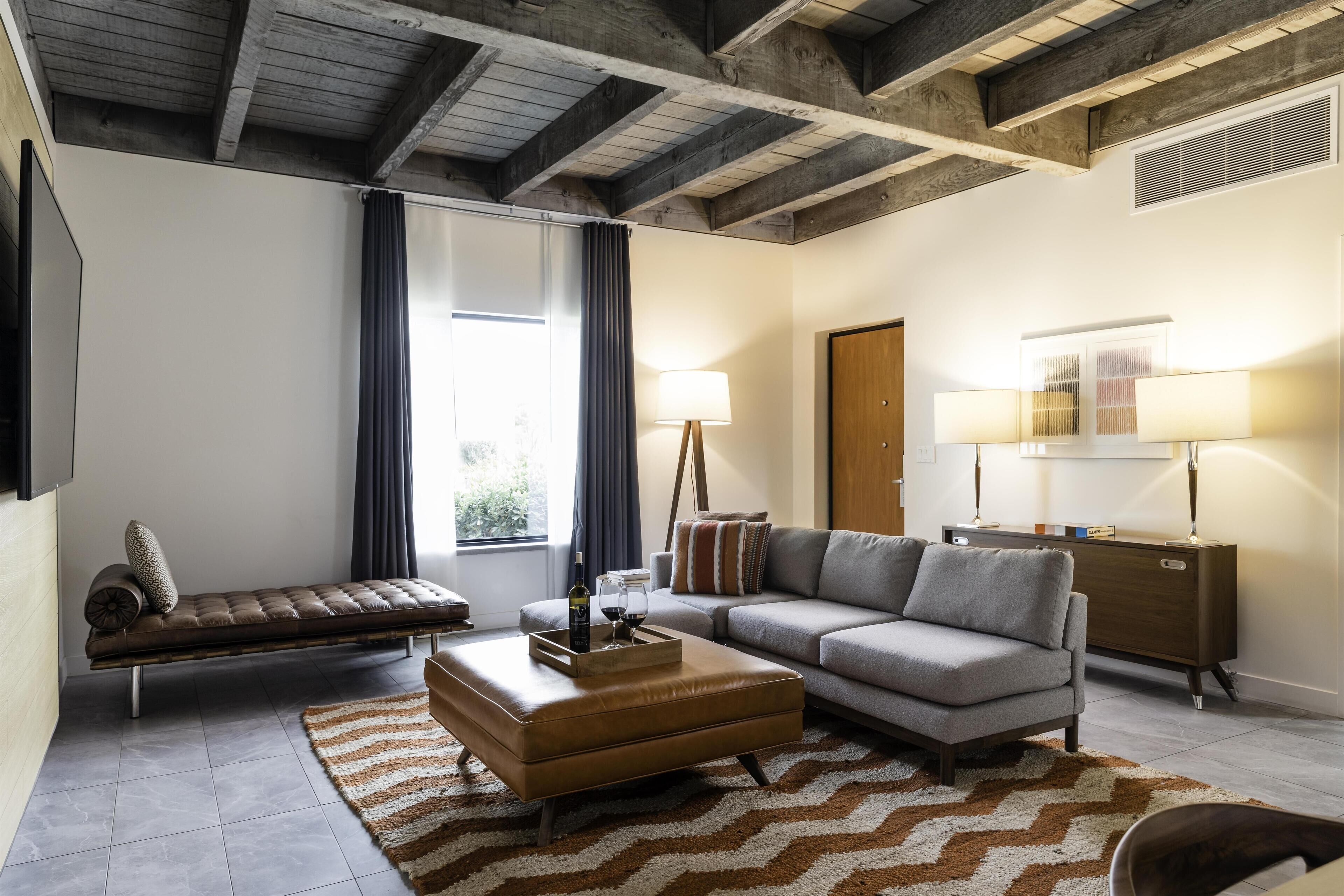 Suite (Harper Suite) | Hypo-allergenic bedding, down comforters, free minibar items