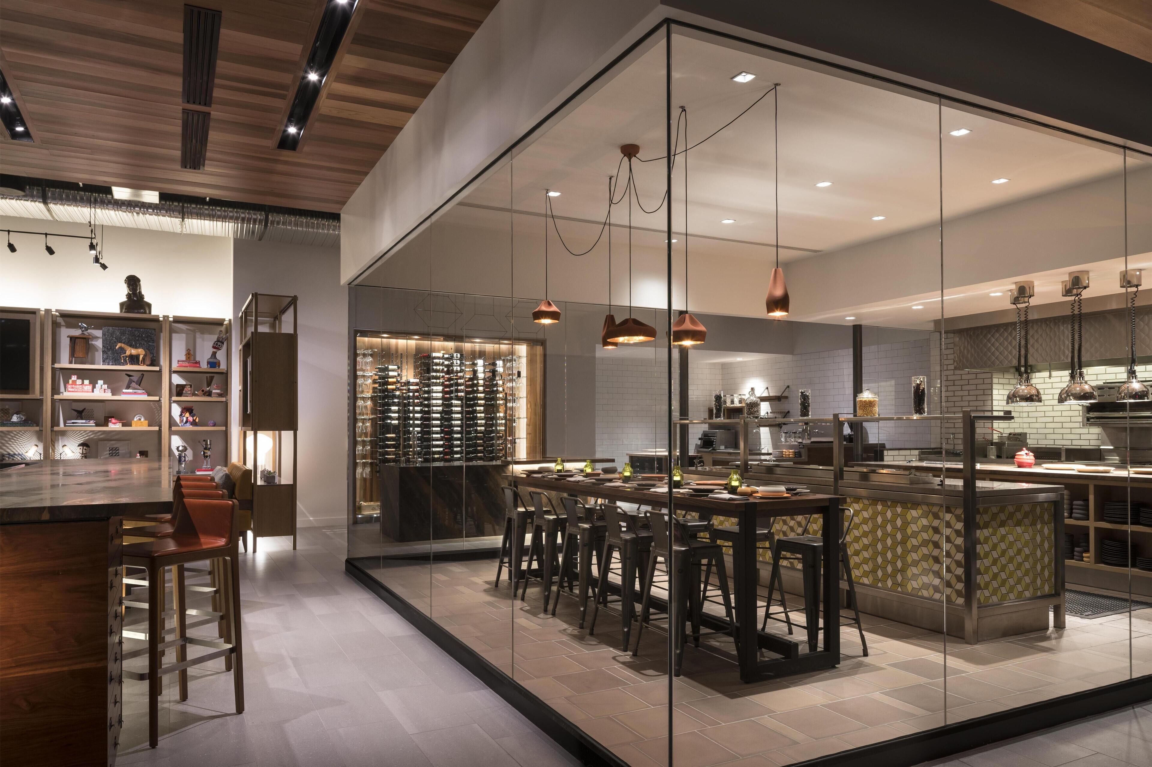 Une cuisine moderne dotée d’un îlot central, d’un coin bar et d’un meuble à vin.