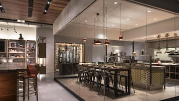 Une cuisine moderne dotée d’un îlot central, d’un coin bar et d’un meuble à vin.