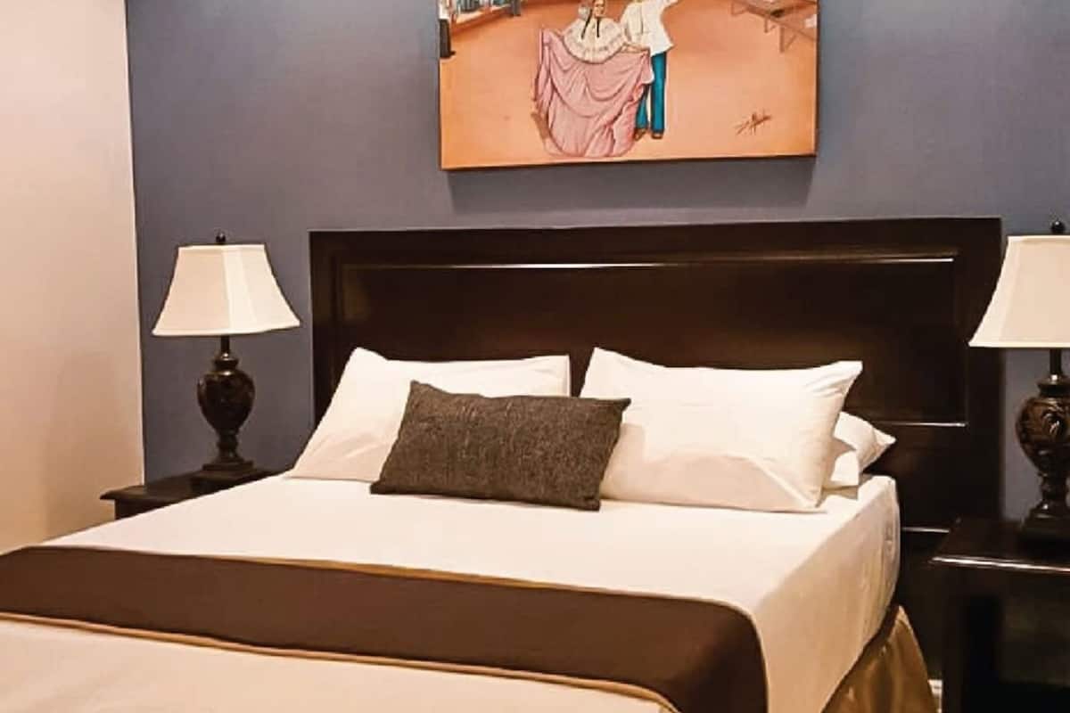 deluxe king | minibar, in-room safe, desk, free wifi