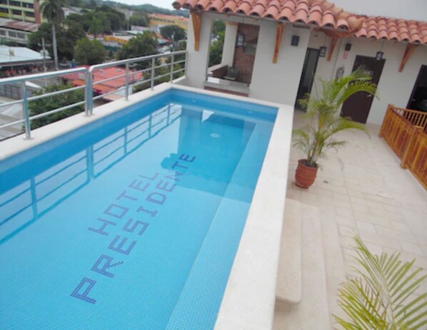 Außenpool, Liegestühle