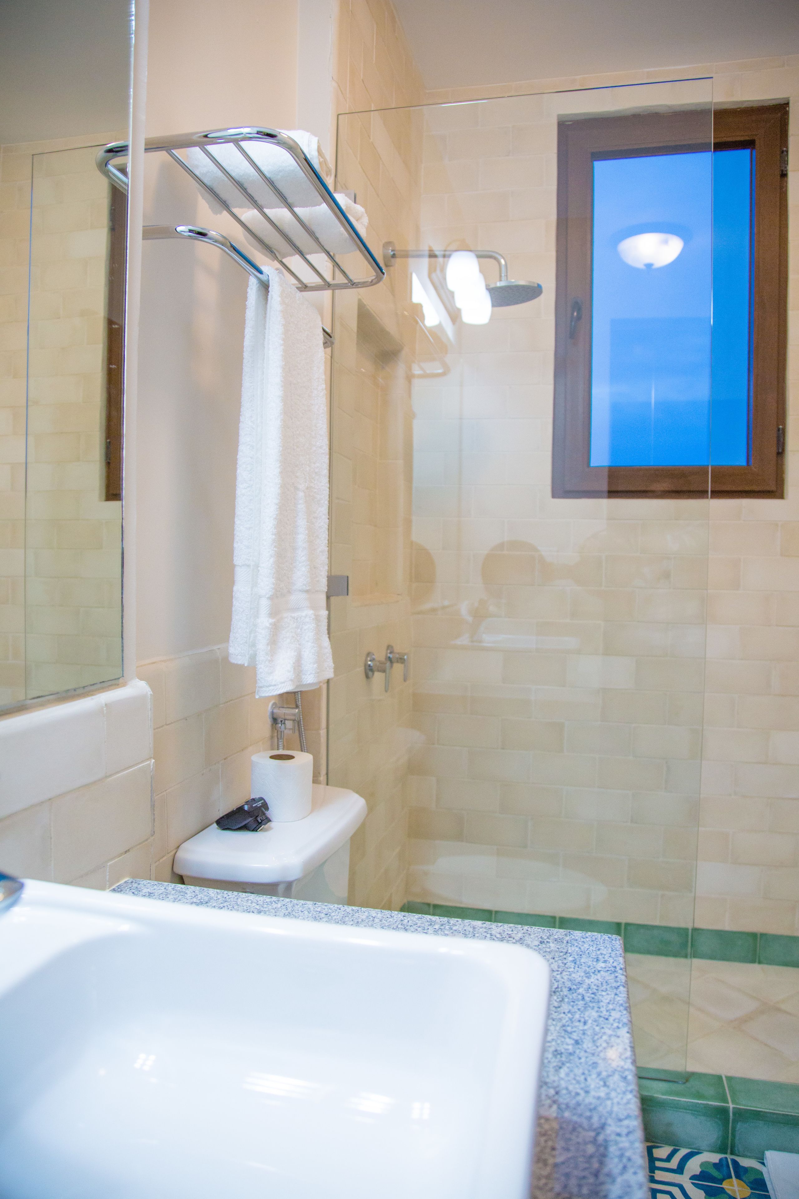 shower, free toiletries, towels