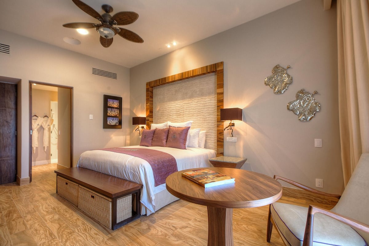 Premium bedding, minibar, in-room safe, desk