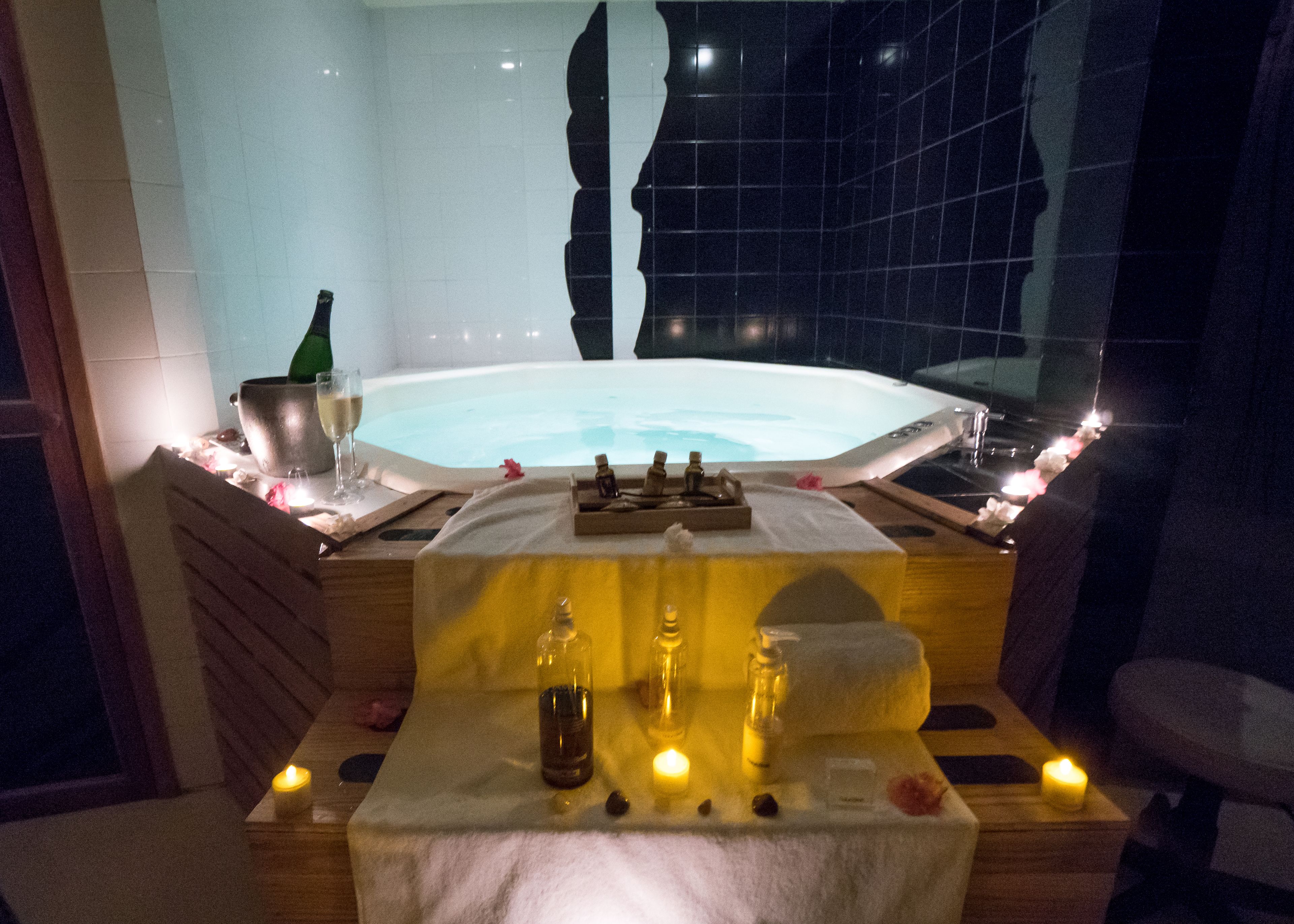 Espace de soins pour les couples, sauna, bain à remous, hammam