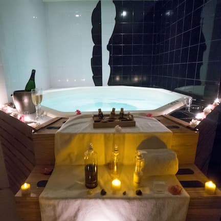 Couples treatment rooms, sauna, hot tub, steam room, body treatments