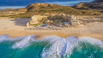 Privat strand, solstolar, parasoller och strandhanddukar