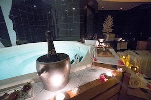Espace de soins pour les couples, sauna, bain Ă remous, hammam