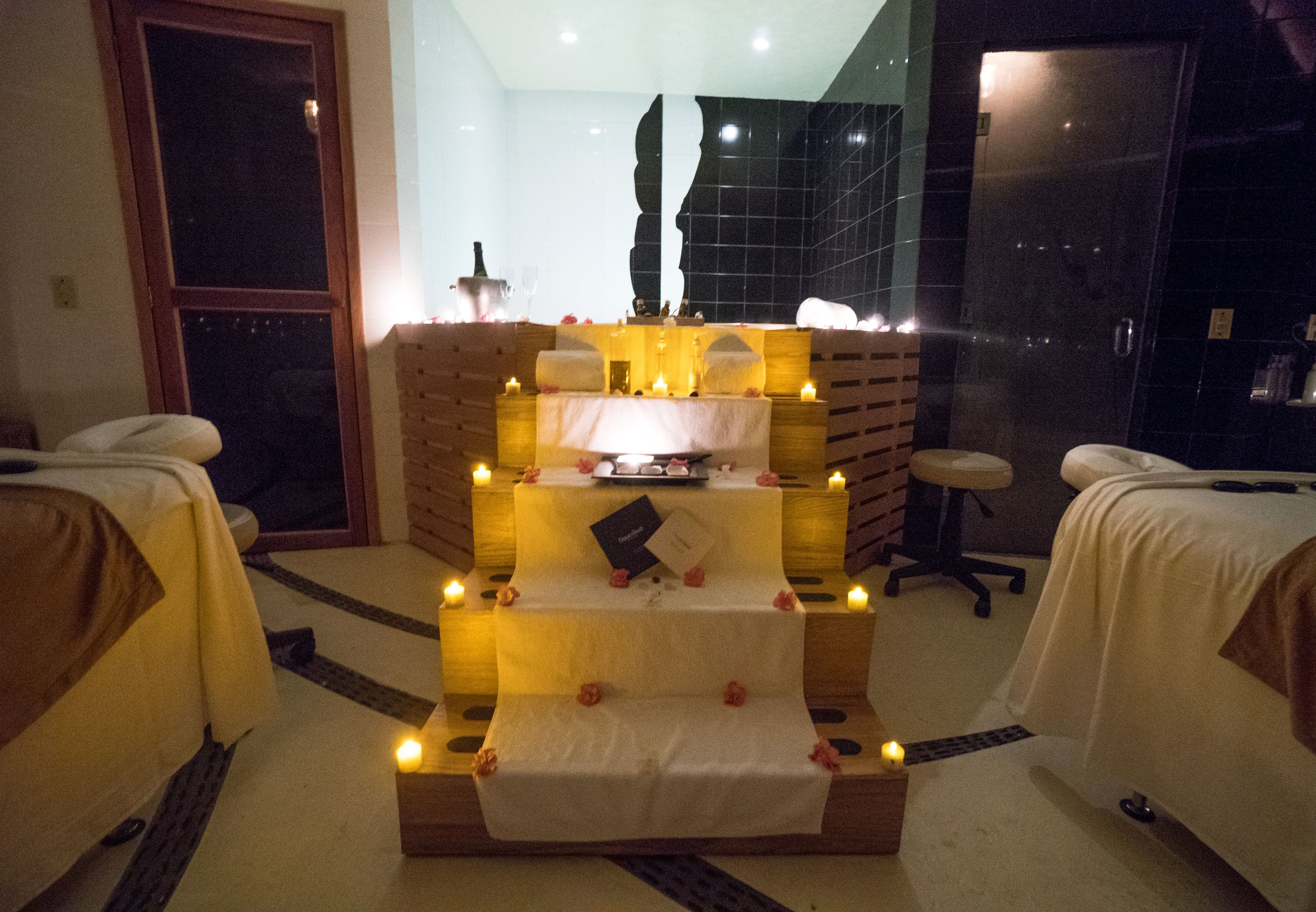 Couples treatment rooms, sauna, hot tub, steam room, body treatments