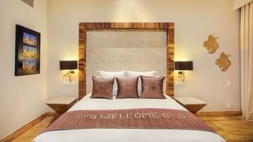 Ein modernes Hotelzimmer mit einem großen Bett, zwei Nachttischen und einem Kopfteil mit strukturierter Gestaltung.