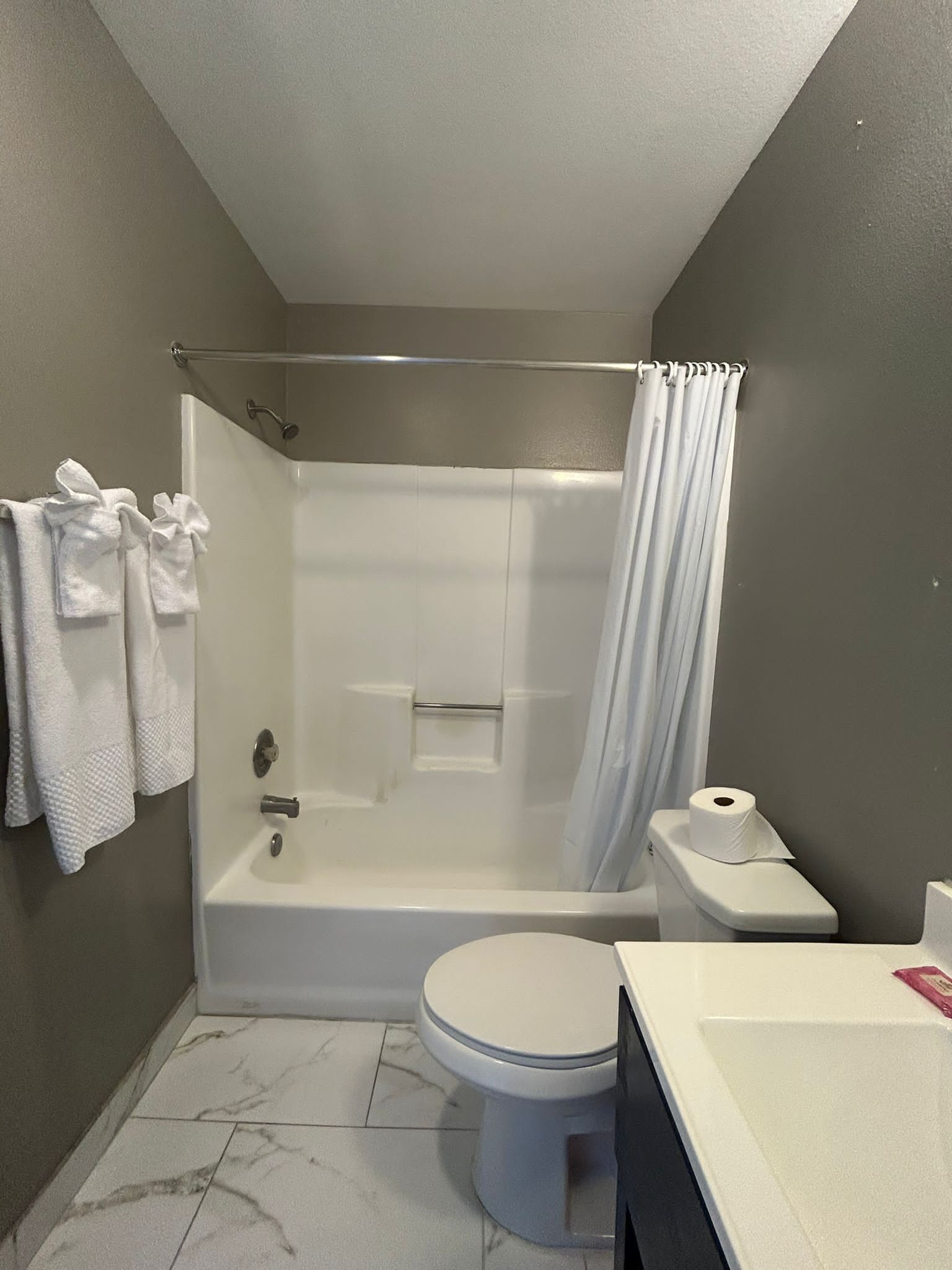 Bañera con ducha, artículos de tocador gratuitos, toallas, jabón