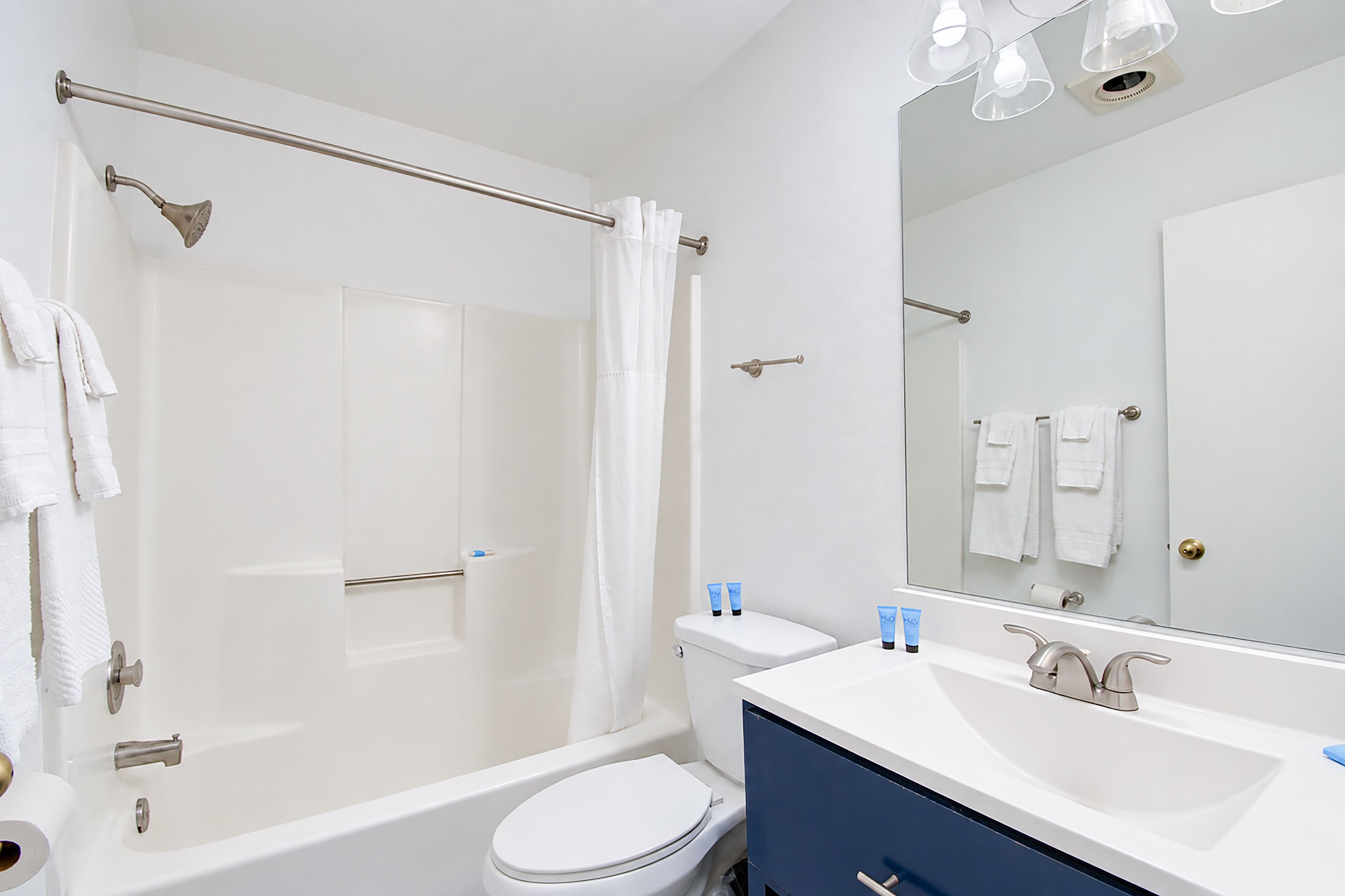 Un baño moderno con bañera, inodoro y lavamanos.