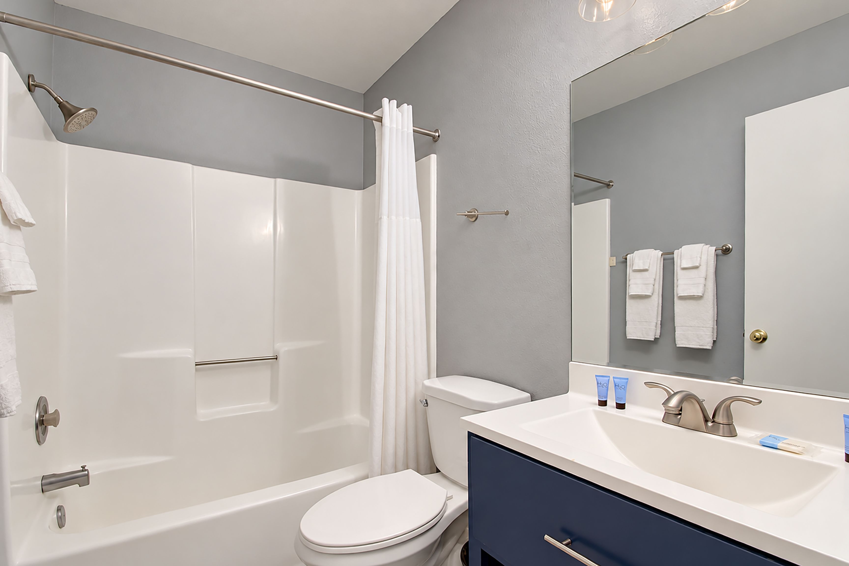 Un baño moderno con bañera, inodoro y lavamanos.