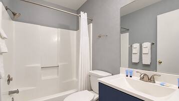 Un baño moderno con bañera, inodoro y lavamanos.