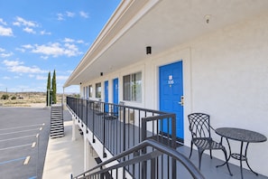 A hotel with a covered outdoor area, a staircase, and a parking lot. - Back Country Inn Boulevard, CA (Boulevard)