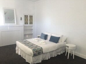 Studio Suite | Desk, iron/ironing board, free WiFi, bed sheets