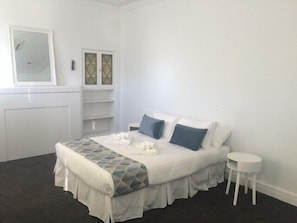 Studio Suite | Desk, iron/ironing board, free WiFi, bed sheets