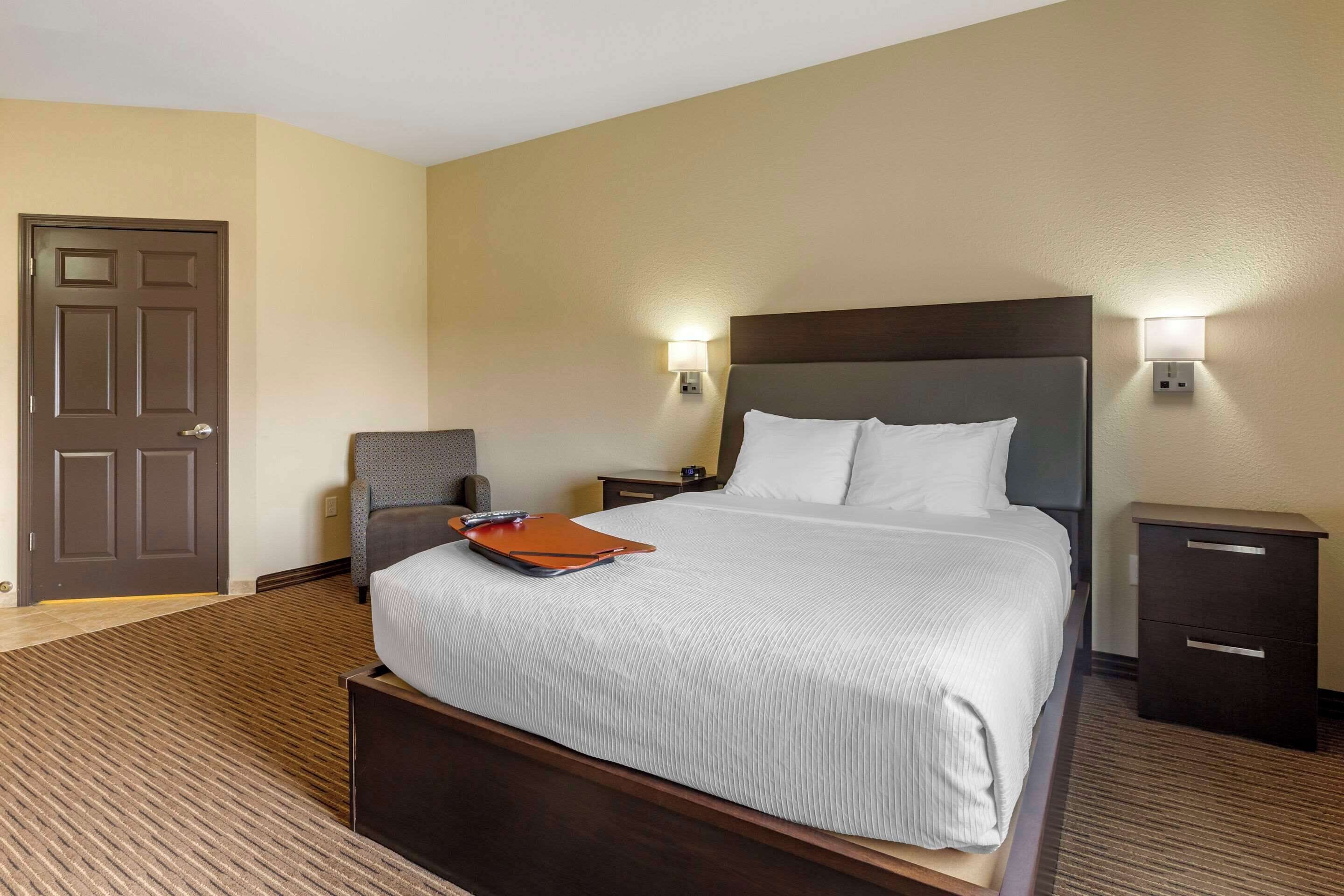 room, 1 queen bed, accessible, non smoking (efficiency) | desk, laptop workspace, blackout curtains, iron/ironing board