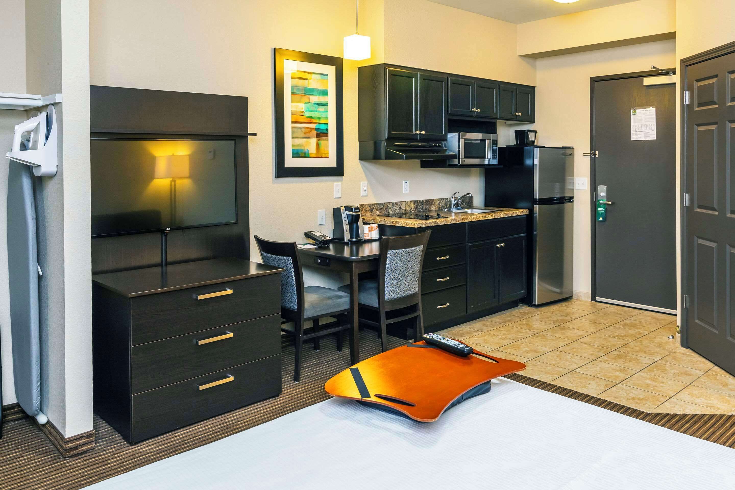 room, 1 queen bed, non smoking (efficiency) | desk, laptop workspace, blackout curtains, iron/ironing board