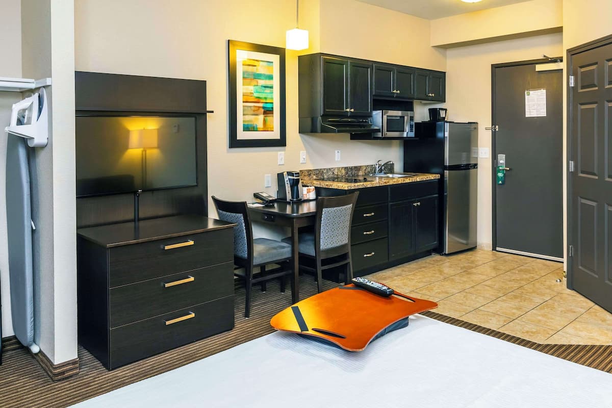 room, 1 queen bed, non smoking (efficiency) | desk, laptop workspace, blackout curtains, iron/ironing board