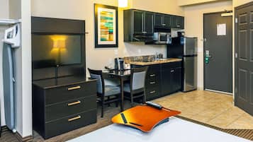 Chambre, 1 grand lit, non-fumeur (Efficiency) | Bureau, espace de travail pour ordinateurs portables