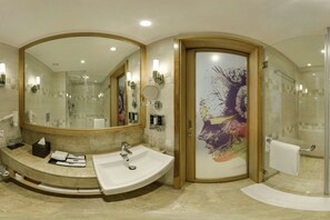 Room, 1 Queen Bed | Bathroom