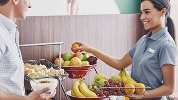 Päivittäinen buffetaamiainen (699 INR per henkilö)