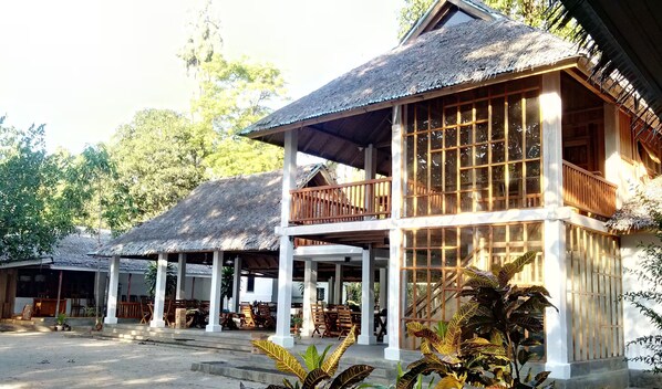 Deluxe Cottage, 1 King Bed, Beach View, Beachfront | Exterior