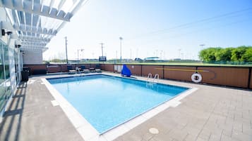 En säsongsöppen utomhuspool