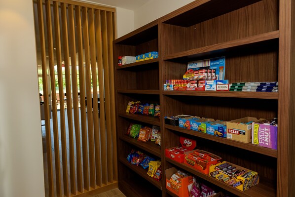 Una despensa llena de diversos alimentos, como aperitivos, cereales y productos para repostería.