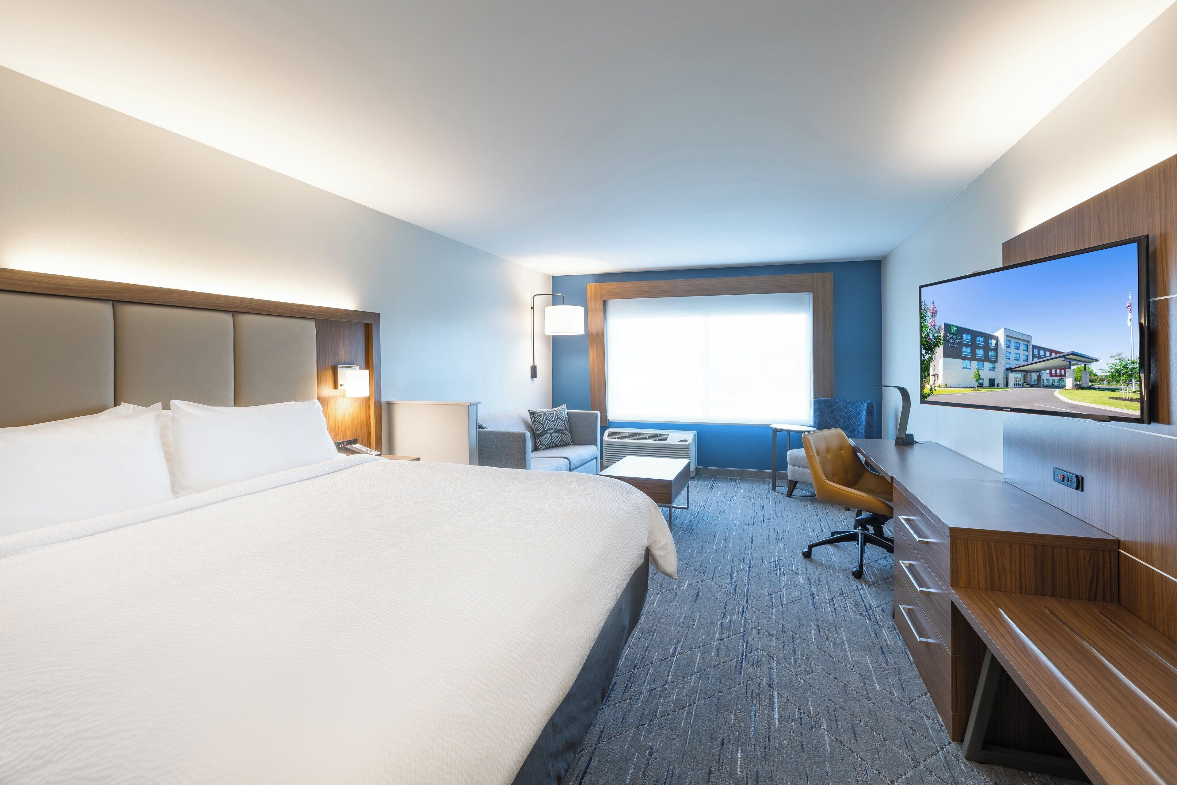 Ylelliset vuodevaatteet, työpöytä, pimennysverhot, silitysrauta/-lauta