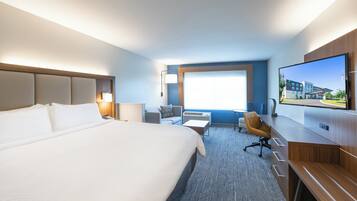 Ylelliset vuodevaatteet, työpöytä, pimennysverhot, silitysrauta/-lauta